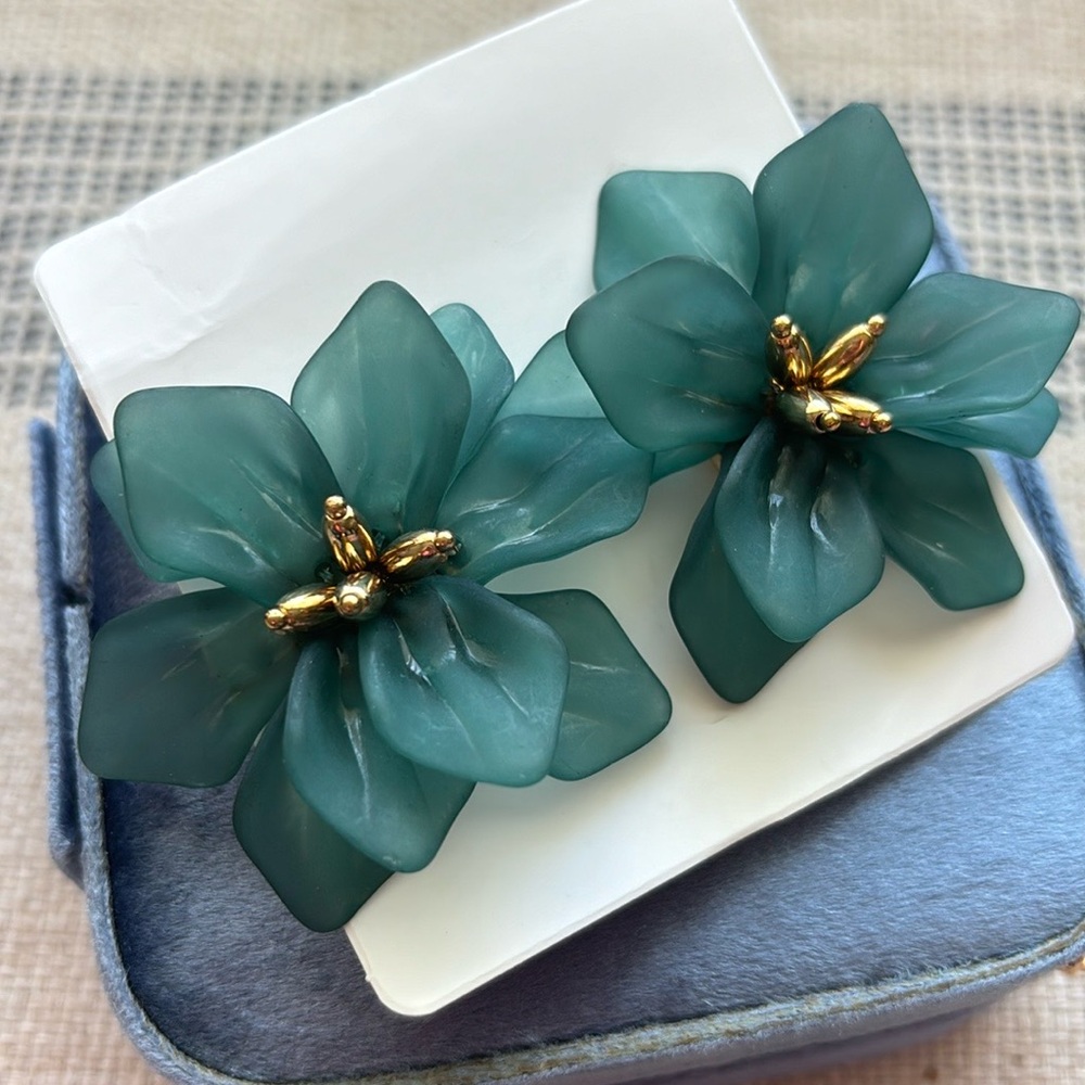 NWT Forest green statement resin flower earrings